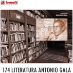 Prueba Oficial de Artista 174. Emisión de la serie Literatura en el año 2024, dedicada a Antonio Gala. Reproduce una imagen del escritor con un fondo de su preciada biblioteca.